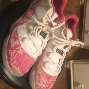 Air Jordan 11 Retro low pink snake Skin